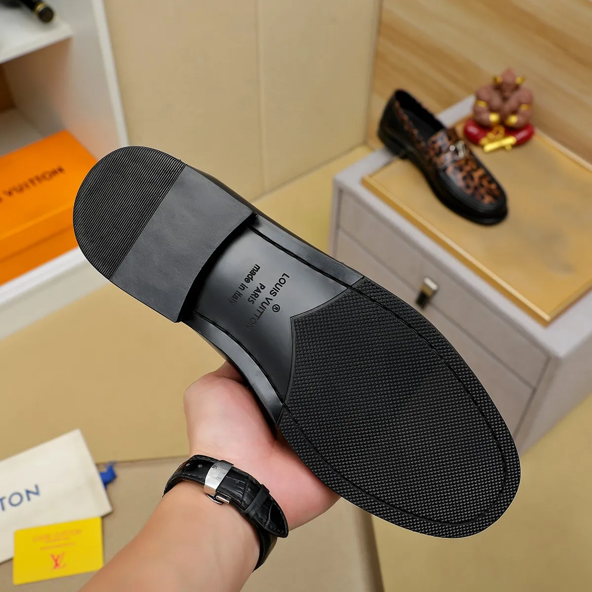 Men's shoes 💰 460 💰 Louis Vuitton LV ® 🆕 model 🔛Full shoe counter, first layer cowhide, 🐂leather lined casual shoes for men, super soft outsole, essential for driving. Counter synchronization, original first layer cowhide, completely 1:1 mold customization🌹top version, color optional! Number: 39-44 (customized at 38.45)